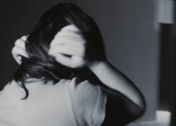 Një në dy gra në Shqipëri përjeton dhunë, mjekët dhe infermierët do të jenë të detyruar nga ligji të raportojnë rastet.