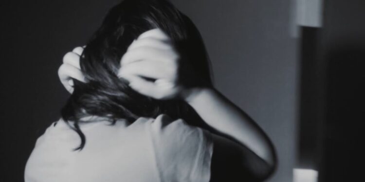 Një në dy gra në Shqipëri përjeton dhunë, mjekët dhe infermierët do të jenë të detyruar nga ligji të raportojnë rastet.