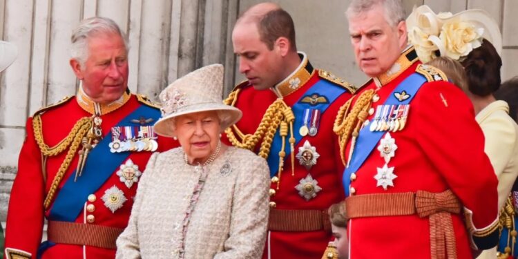 Një përfundim të vonuar për një skandal që shqetësoi monarkinë britanike: Princi William do t’i ndalojë Andrew-t pjesëmarrjen në kurorëzim dhe në jetën mbretërore.