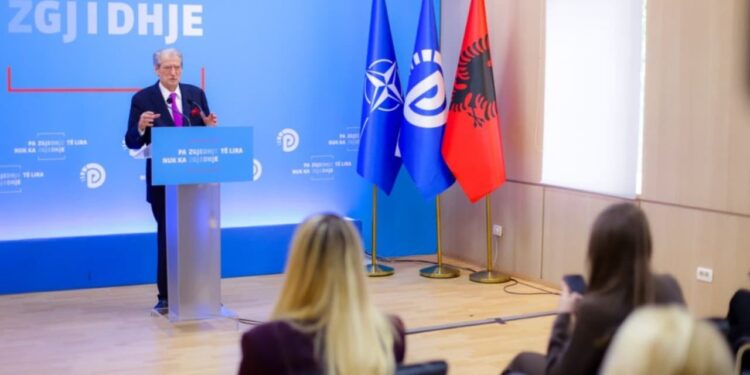 Nuk ka dakordësi për reformat/ Berisha vendos kërkesa. Socialistët do të marrin shumicën në komisione.