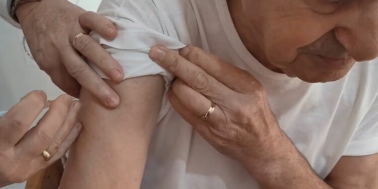 Nuk ka radhë, por vaksinat po jepen/ Rreth 250 persona në Lushnjë marrin dozën çdo ditë.