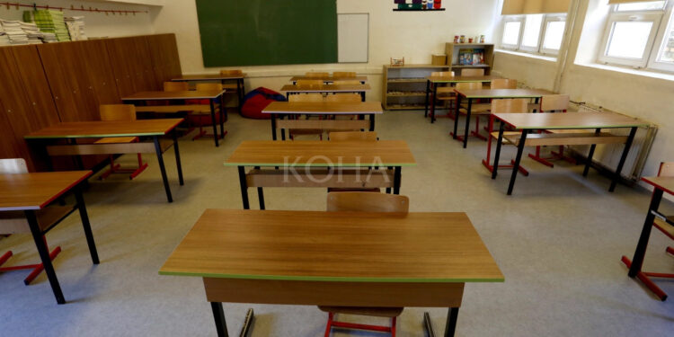 Nxënësi 13-vjeçar ndalohet me armë zjarri në shkollë në Ferizaj