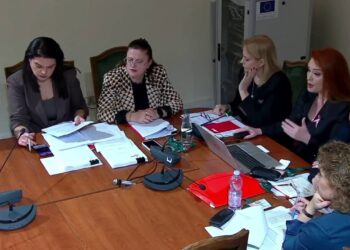 “Objektivat e arritura”, AMA raporton para Kuvendit, Krasniqi: Sjellim legjislacionin në përputhje me standardet e BE-së. Kryetarja e Autoritetit të Mediave Audiovizive, Armela Krasniqi, paraqiti sot raportin vjetor të vitit 2024 në komisionin për nismat qytetare.