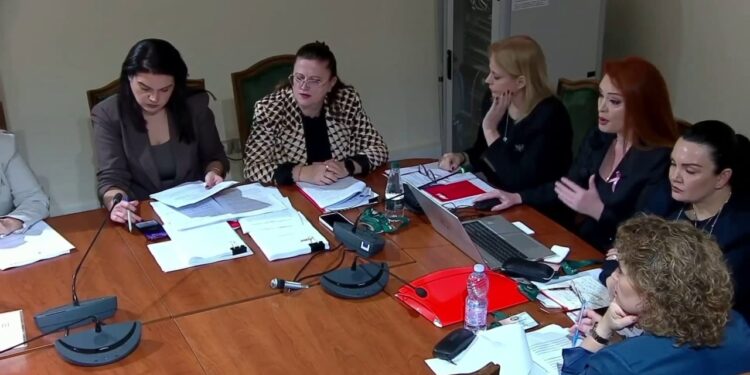 “Objektivat e arritura”, AMA raporton para Kuvendit, Krasniqi: Sjellim legjislacionin në përputhje me standardet e BE-së. Kryetarja e Autoritetit të Mediave Audiovizive, Armela Krasniqi, paraqiti sot raportin vjetor të vitit 2024 në komisionin për nismat qytetare.