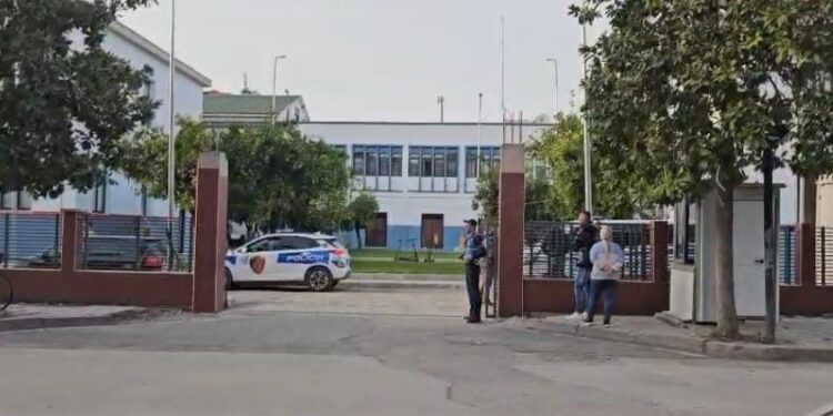 Operacioni në Elbasan: 11 të arrestuar, përfshi mikun e Emiljano Shullazit dhe një biznesmen, përplasje me policinë.