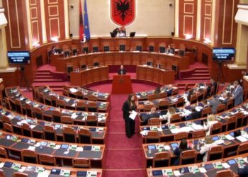 Opozita largohet nga Kuvendi pas refuzimit për krijimin e dy komisioneve hetimore