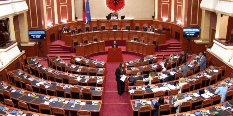 Opozita largohet nga Kuvendi pas refuzimit për krijimin e dy komisioneve hetimore