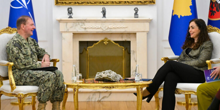 Osmani bisedon për sigurinë në veri dhe përkushtimin e KFOR-it me admiralin e NATO-s