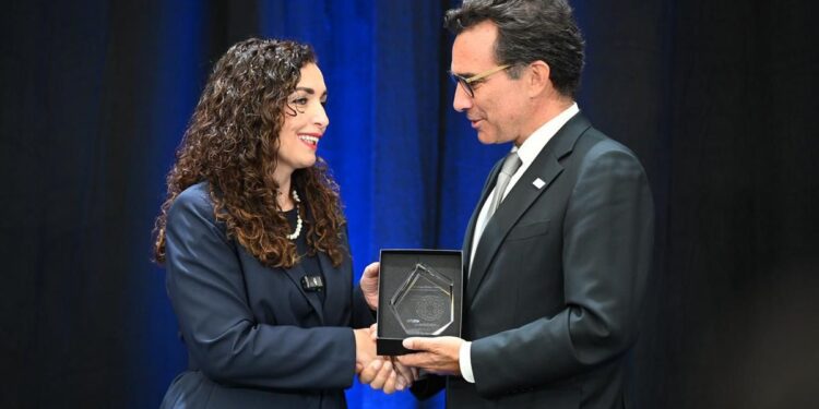 Osmani nderohet me Çmimin e NATO-s për Gratë, Paqen dhe Sigurinë: Në shpirt të grave të Kosovës!