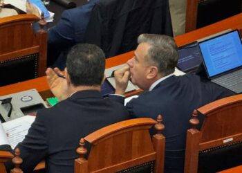 PD kërkon largimin e Kryetarit të Kuvendit/ Seanca udhëhiqet nga nënkryetarja, Niko Peleshi i bashkohet grupit të PS-së.