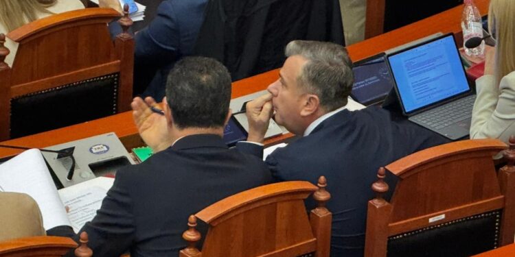 PD kërkon largimin e Kryetarit të Kuvendit/ Seanca udhëhiqet nga nënkryetarja, Niko Peleshi i bashkohet grupit të PS-së.