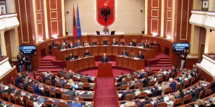 PD kërkon largimin e Peleshit: “Shkarkohet para votimit, jep dorëheqjen”, Gjiknuri i përgjigjet Kasos: Kjo është një ‘kombinim’ për kaos.