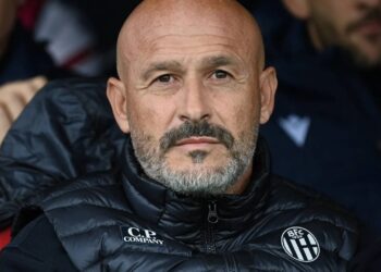 Panik në Bologna, trajneri i klubit italian dërgohet në spital/ Si është gjendja e tij aktuale