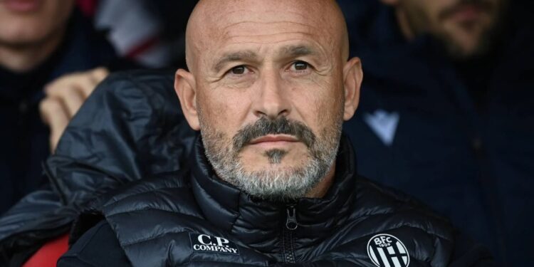 Panik në Bologna, trajneri i klubit italian dërgohet në spital/ Si është gjendja e tij aktuale