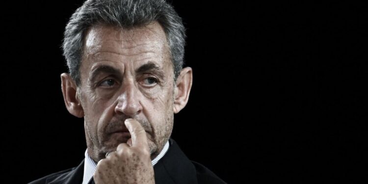 Paqja në burg është e trembshme: Ish-presidenti Nicolas Sarkozy përballet me kërcënime nga të burgosurit e tjerë, videoja shpërtheu në viralitet në rrjet.