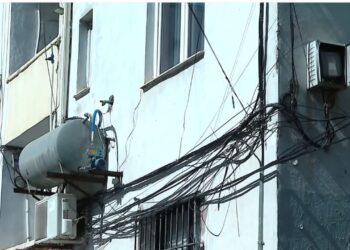 Paralajmërim për shtyllat e energjisë: Ekspertët këshillojnë kalimtarët të shmangin ato kur janë të dëmtuara, veçanërisht gjatë reshjeve.