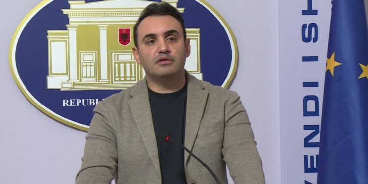 “Pas Konferencës së Kryetarëve, Këlliçi akuzon Peleshi se ndërpreu seancat me urdhër të Ballës duke i mohuar opozitës të drejtën e fjalës”