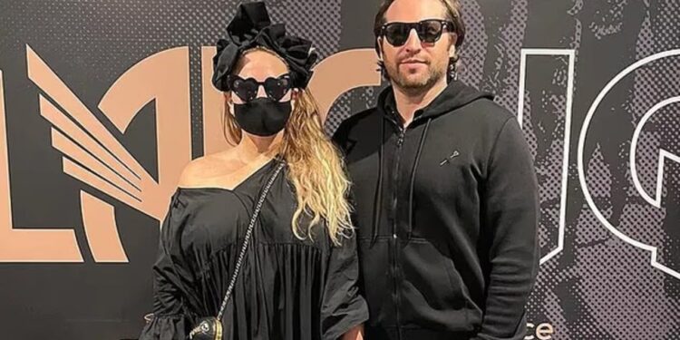 Pas akuzave për drogë, Sia siguron kujdestarinë e djalit pasi gjykata hedh poshtë kërkesën e ish-bashkëshortit.