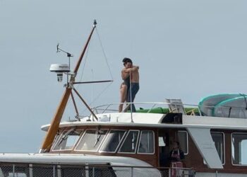 Pas disa muajsh spekulimesh për një lidhje, ish-kryeministri kanadez dhe këngëtarja Katy Perry kapen duke u puthur në jahtin e saj.