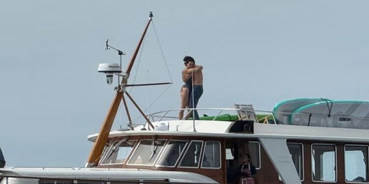 Pas disa muajsh spekulimesh për një lidhje, ish-kryeministri kanadez dhe këngëtarja Katy Perry kapen duke u puthur në jahtin e saj.