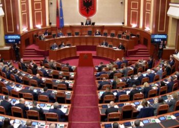 Pas dorëheqjeve të Tom Doshit dhe Sabina Jorgos, dy deputetë të rinj japin betimin në Kuvend.