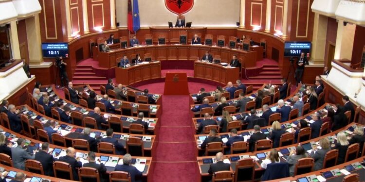 Pas dorëheqjeve të Tom Doshit dhe Sabina Jorgos, dy deputetë të rinj japin betimin në Kuvend.