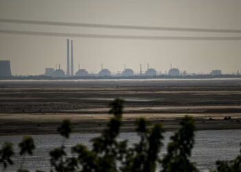 Pas katër javësh pauze, energjia elektrike nis të rikthehet në centralin bërthamor në Ukrainë.