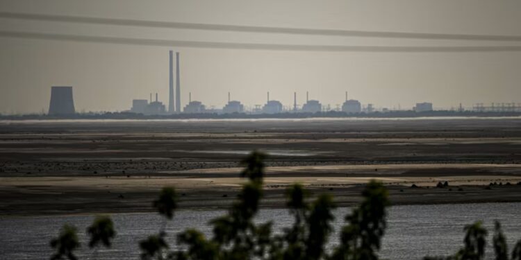 Pas katër javësh pauze, energjia elektrike nis të rikthehet në centralin bërthamor në Ukrainë.