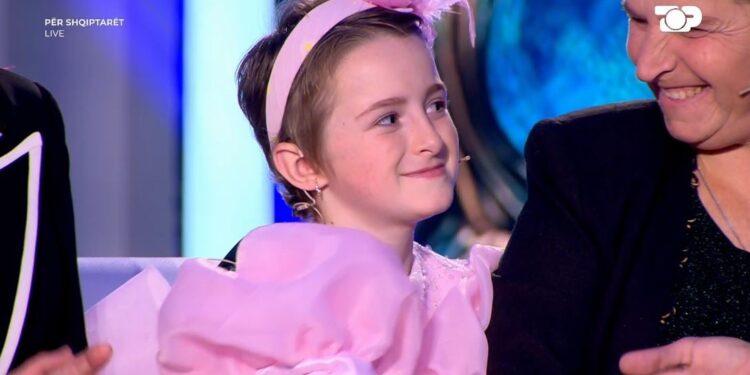 Për Shqiptarët: Leandra e vogël triumfon ndaj sëmundjes së rëndë, rikthehet në studio plot energji dhe lumturi