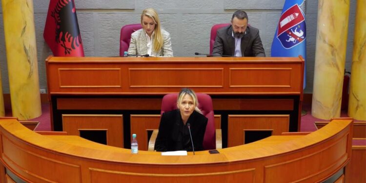 Përplasje në Këshillin Bashkiak të Tiranës mbi ndalimin e monopatinave, Ristani: Nuk ishte vendim i bashkisë.