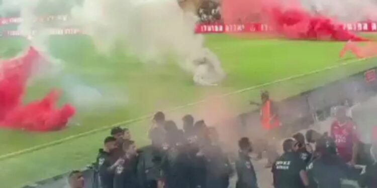 Përplasjet gjatë Derbit të Tel Avivit shkaktojnë të plagosur, përfshirë agjentë të policisë.