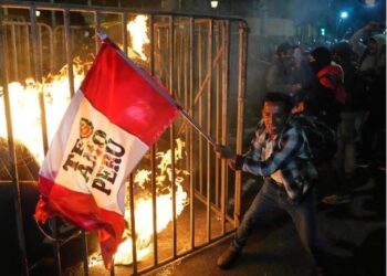 Peruja në rrugë përballë gjendjes së jashtëzakonshme pas protestave ndaj presidentit të ri, një i vdekur dhe shumë të plagosur.