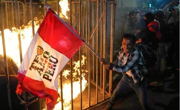 Peruja në rrugë përballë gjendjes së jashtëzakonshme pas protestave ndaj presidentit të ri, një i vdekur dhe shumë të plagosur.