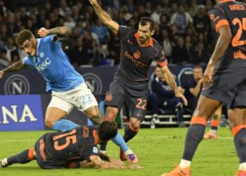 Polemika në Napoli–Inter: Penalltia e De Bruyne shkakton debate, ndeshja pezullohet për katër minuta.