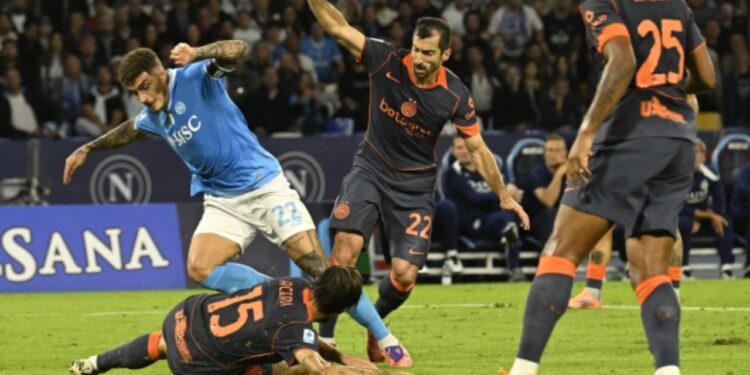 Polemika në Napoli–Inter: Penalltia e De Bruyne shkakton debate, ndeshja pezullohet për katër minuta.