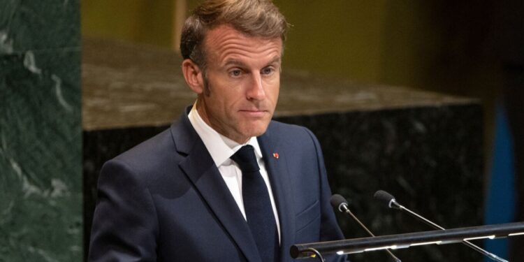 Popullariteti i Macron shënon rënie të madhe në sondazhe pas krizës politike në Francë