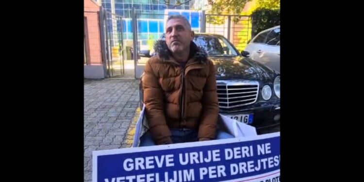 “Preferoj të vdes këtu,” qytetari nis grevën para SPAK-ut: Më kanë vrarë nënën dhe dajën për pronën.