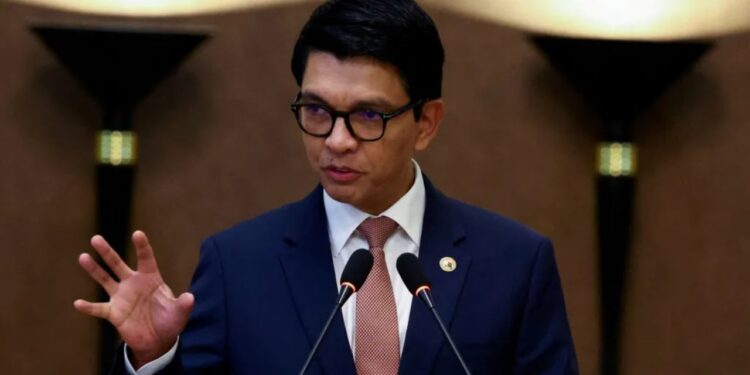 Presidenti i Madagaskarit në vend të sigurt pas kërcënimeve për grusht shteti dhe atentat