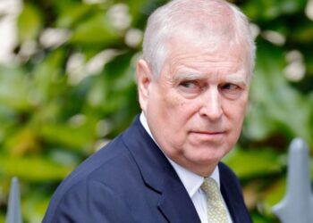 Princi Andrew dorëzohet nga titujt mbretërorë: Akuzat ndaj meje po minojnë Familjen Mbretërore.