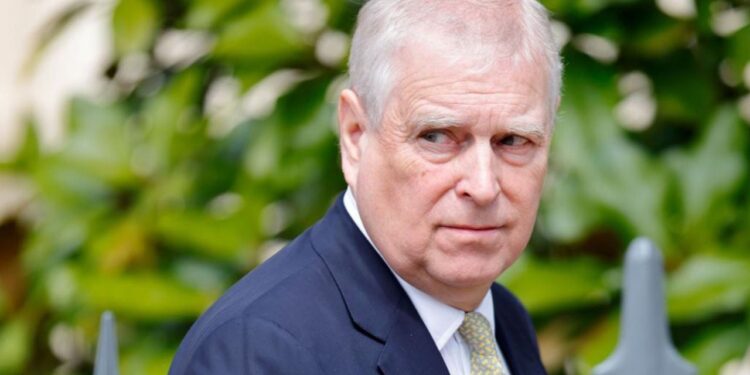 Princi Andrew dorëzohet nga titujt mbretërorë: Akuzat ndaj meje po minojnë Familjen Mbretërore.
