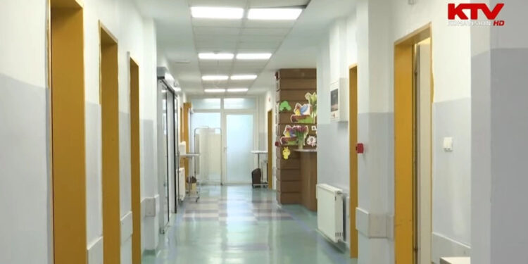 Pritjet e gjata për operacione në Klinikën e Kirurgjisë Pediatrike