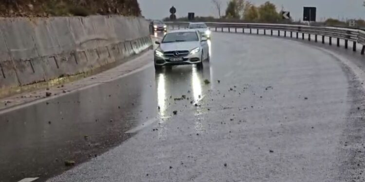 Probleme në Qarkun e Kukësit për shkak të reshjeve të forta dhe mjegullës