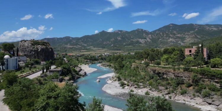 Projekti pilot për mbrojtjen e ambientit, ekspertët theksojnë nevojën e fillimit të edukimit që nga shkolla