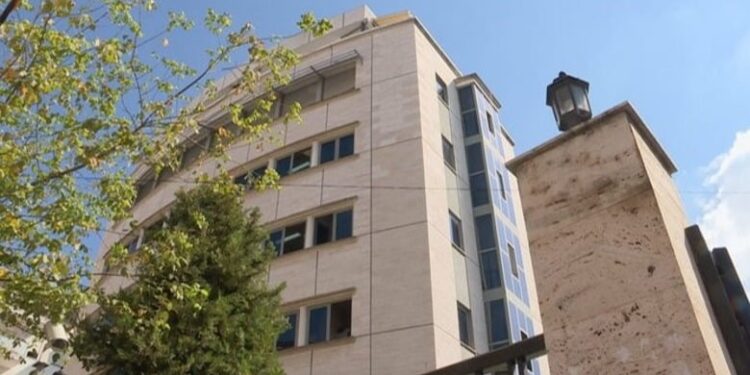 Prokuroria e Tiranës dërgon në gjyq katër të dyshuar, përfshirë vajzën që organizoi rrëmbimin e një personi.