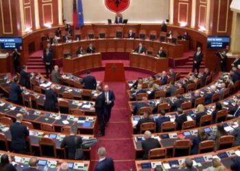 Propozime Të Miratuara Në Kuvend, Dy Reforma Shtyhen
Kuvendi ka pasur një atmosferë të tensionuar për shkak të debatit nga opozita. Gjatë seancës u vendos të shtyhet votimi për krijimin e “Komisionit të Reformës Zgjedhore” dhe “Komisionit të Reformës Territoriale”. Vazhdon...