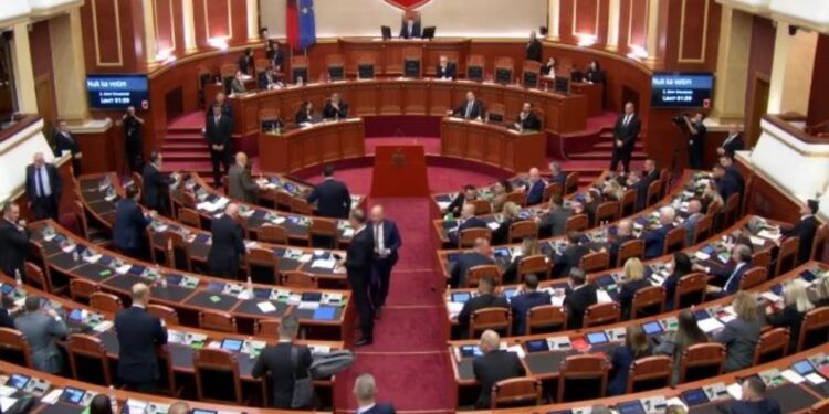 Propozime Të Miratuara Në Kuvend, Dy Reforma Shtyhen
Kuvendi ka pasur një atmosferë të tensionuar për shkak të debatit nga opozita. Gjatë seancës u vendos të shtyhet votimi për krijimin e “Komisionit të Reformës Zgjedhore” dhe “Komisionit të Reformës Territoriale”. Vazhdon...