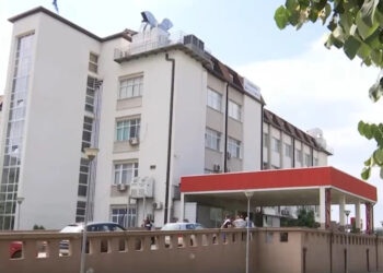 Punonjësi rrëzohet në ambientin e punës, transportohet në QKUK