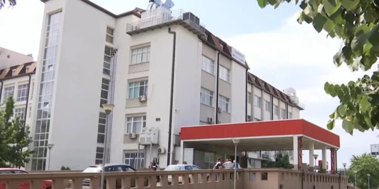 Punonjësi rrëzohet në ambientin e punës, transportohet në QKUK