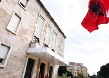 Qeveria emëron katër zëvendësministra të ri dhe shkarkon tre të tjerë (EMRAT)