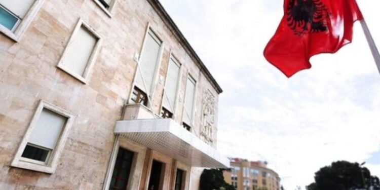 Qeveria emëron katër zëvendësministra të ri dhe shkarkon tre të tjerë (EMRAT)